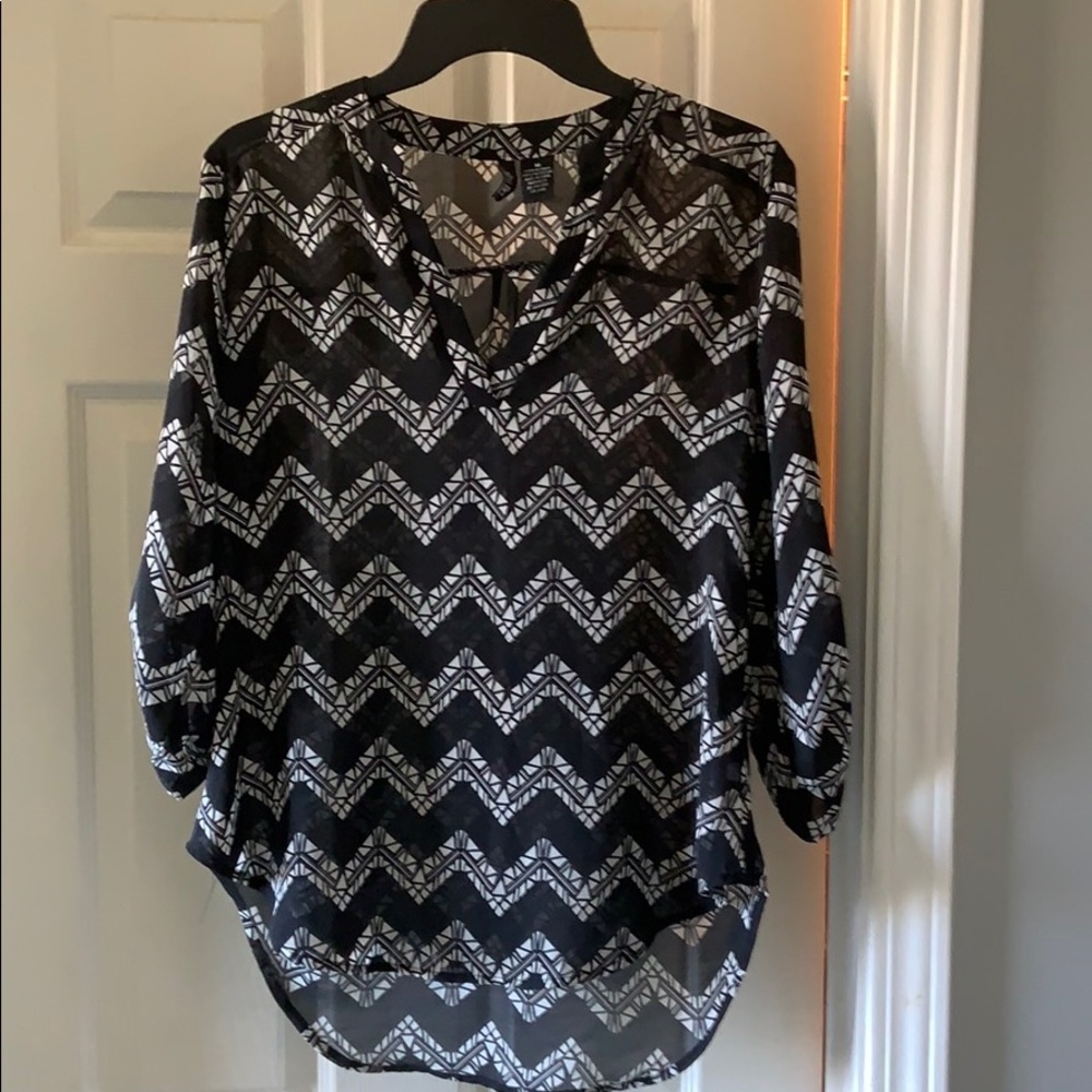 Black and White chevron print blouse. M.